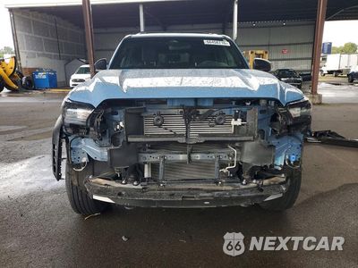 Piąte zdjęcie samochodu w środku: 2025 TOYOTA 4RUNNER SR5 VIN:JTEVA5BR3S5025813 - miniatura