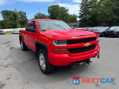 Czwarte zdjęcie samochodu z boku: 2018 CHEVROLET SILVERADO K1500 CUSTOM VIN:1GCVKPEC1JZ197754 - miniatura