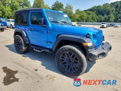 Czwarte zdjęcie samochodu z boku: 2022 JEEP WRANGLER SPORT VIN:1C4HJXAG4NW103737 - miniatura