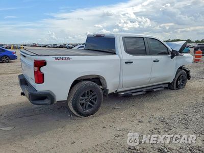 Trzecie zdjęcie samochodu z tyłu: 2021 CHEVROLET SILVERADO K1500 TRAIL BOSS CUSTOM VIN:1GCPYCEF6MZ390433 - miniatura