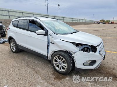 Czwarte zdjęcie samochodu z boku: 2018 FORD ESCAPE SE VIN:1FMCU9GD1JUC59777 - miniatura