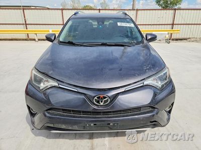 Piąte zdjęcie samochodu w środku: 2017 TOYOTA RAV4 XLE VIN:JTMWFREV2HJ129185 - miniatura
