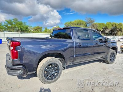 Trzecie zdjęcie samochodu z tyłu: 2024 CHEVROLET SILVERADO K1500 TRAIL BOSS CUSTOM VIN:1GCUDEE87RZ151976 - miniatura