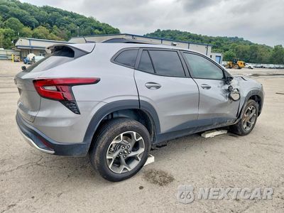 Trzecie zdjęcie samochodu z tyłu: 2024 CHEVROLET TRAX 1LT VIN:KL77LHE23RC046655 - miniatura