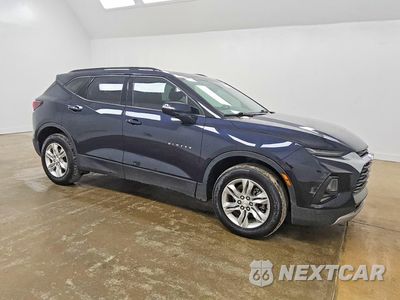 Czwarte zdjęcie samochodu z boku: 2021 CHEVROLET BLAZER 1LT VIN:3GNKBBRA0MS545986 - miniatura