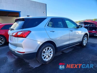 Trzecie zdjęcie samochodu z tyłu: 2021 CHEVROLET EQUINOX LT VIN:3GNAXUEVXMS177415 - miniatura