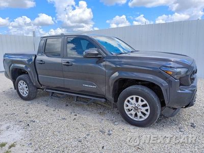 Czwarte zdjęcie samochodu z boku: 2024 TOYOTA TACOMA SR5 VIN:3TMKB5FN1RM023560 - miniatura