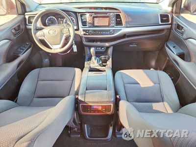 Zdjęcie 8 z 14 samochodu: 2018 TOYOTA HIGHLANDER LE VIN:5TDZARFH4JS034222 - miniatura