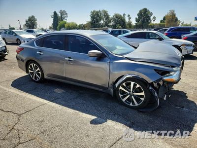 Czwarte zdjęcie samochodu z boku: 2017 NISSAN ALTIMA 2.5 SR VIN:1N4AL3AP4HC494985 - miniatura