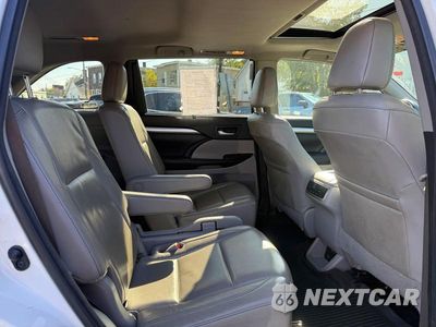 Piąte zdjęcie samochodu w środku: 2018 TOYOTA HIGHLANDER XLE VIN:5TDJZRFH2JS808876 - miniatura