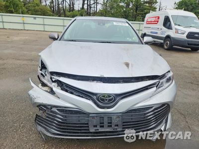 Piąte zdjęcie samochodu w środku: 2018 TOYOTA CAMRY LE VIN:4T1B11HK0JU541783 - miniatura