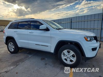 Czwarte zdjęcie samochodu z boku: 2017 JEEP GRAND CHEROKEE LAREDO VIN:1C4RJFAG4HC689571 - miniatura