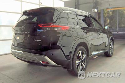 Czwarte zdjęcie samochodu z boku: 2023 NISSAN ROGUE PLATINUM VIN:JN8BT3DDXPW306777 - miniatura