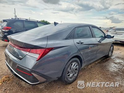 Trzecie zdjęcie samochodu z tyłu: 2024 HYUNDAI ELANTRA BLUE VIN:KMHLM4DJ3RU106665 - miniatura