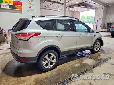 Trzecie zdjęcie samochodu z tyłu: 2016 FORD ESCAPE SE VIN:1FMCU9G97GUB10987 - miniatura