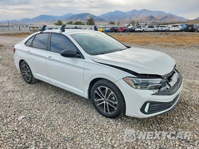 Czwarte zdjęcie samochodu z boku: 2022 VOLKSWAGEN JETTA SPORT VIN:3VWBM7BU0NM011104 - miniatura