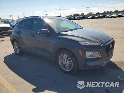 Czwarte zdjęcie samochodu z boku: 2020 HYUNDAI KONA SEL PLUS VIN:KM8K62AA0LU520069 - miniatura