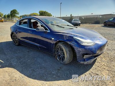Czwarte zdjęcie samochodu z boku: 2018 TESLA MODEL 3 VIN:5YJ3E1EA6JF032640 - miniatura