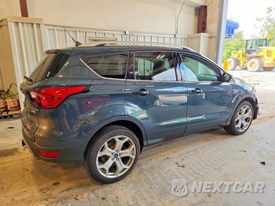 Trzecie zdjęcie samochodu z tyłu: 2019 FORD ESCAPE TITANIUM VIN:1FMCU0J90KUA35353 - miniatura