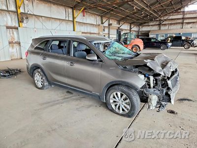 Czwarte zdjęcie samochodu z boku: 2018 KIA SORENTO LX V6 VIN:5XYPGDA50JG372946 - miniatura