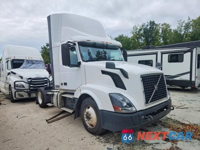 Czwarte zdjęcie samochodu z boku: 2018 VOLVO VNL SEMI TRUCK VIN:4V4N39TG3JN892621 - miniatura