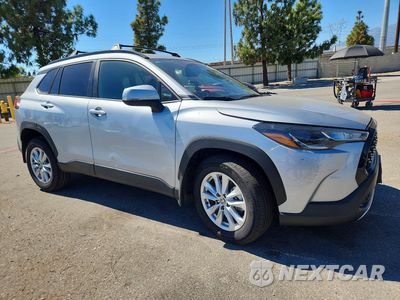 Czwarte zdjęcie samochodu z boku: 2024 TOYOTA COROLLA CROSS LE VIN:7MUCAAAG5RV104138 - miniatura