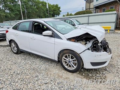 Czwarte zdjęcie samochodu z boku: 2018 FORD FOCUS SE VIN:1FADP3F28JL315240 - miniatura