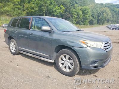 Czwarte zdjęcie samochodu z boku: 2013 TOYOTA HIGHLANDER BASE VIN:5TDBK3EH7DS197366 - miniatura