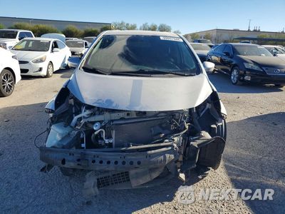 Piąte zdjęcie samochodu w środku: 2017 NISSAN VERSA NOTE SL VIN:3N1CE2CP8HL354210 - miniatura