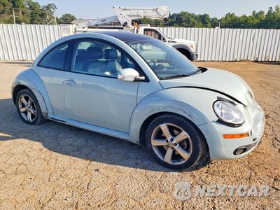 Czwarte zdjęcie samochodu z boku: 2010 VOLKSWAGEN NEW BEETLE VIN:3VWPG3AGXAM035132 - miniatura