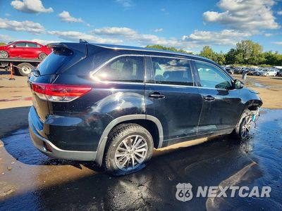 Trzecie zdjęcie samochodu z tyłu: 2018 TOYOTA HIGHLANDER XLE VIN:5TDJZRFH0JS557792 - miniatura