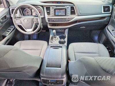 Zdjęcie 8 z 13 samochodu: 2019 TOYOTA HIGHLANDER LE VIN:5TDZARFH0KS051424 - miniatura