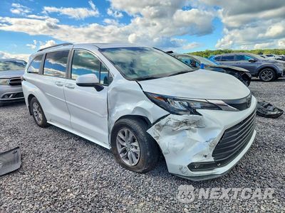 Czwarte zdjęcie samochodu z boku: 2026 TOYOTA SIENNA XLE 7-PASSENGER VIN:5TDYSKFC5TS241371 - miniatura