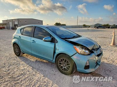 Czwarte zdjęcie samochodu z boku: 2013 TOYOTA PRIUS C ONE VIN:JTDKDTB37D1050089 - miniatura