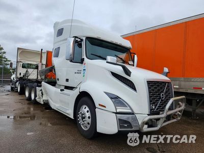 Czwarte zdjęcie samochodu z boku: 2023 VOLVO VNL SEMI TRUCK VIN:4V4NC9EH1PN337147 - miniatura