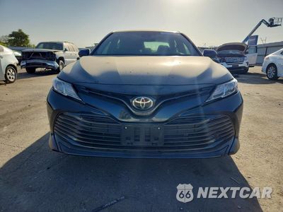 Piąte zdjęcie samochodu w środku: 2018 TOYOTA CAMRY LE VIN:4T1B11HK0JU618135 - miniatura