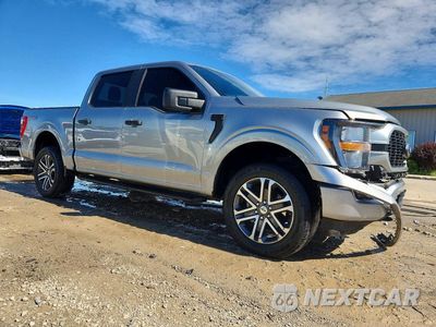 Czwarte zdjęcie samochodu z boku: 2023 FORD F150 SUPERCREW VIN:1FTFW1E56PKF36131 - miniatura