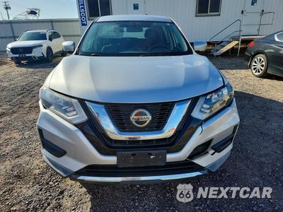 Piąte zdjęcie samochodu w środku: 2018 NISSAN ROGUE S VIN:KNMAT2MT8JP558151 - miniatura