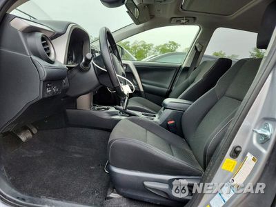 Zdjęcie 7 z 14 samochodu: 2018 TOYOTA RAV4 XLE VIN:JTMRFREV0JD253621 - miniatura