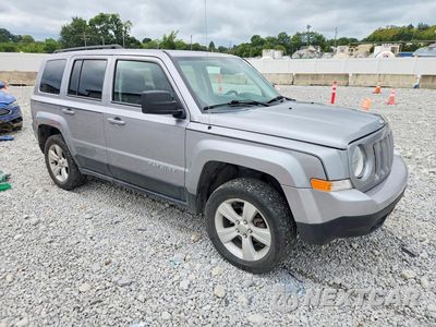 Czwarte zdjęcie samochodu z boku: 2016 JEEP PATRIOT LATITUDE VIN:1C4NJRFB8GD690339 - miniatura