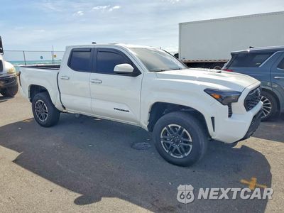 Czwarte zdjęcie samochodu z boku: 2025 TOYOTA TACOMA SR5 VIN:3TYLB5JN6ST064210 - miniatura
