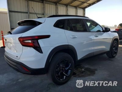 Trzecie zdjęcie samochodu z tyłu: 2026 CHEVROLET TRAX 1LT VIN:KL77LHEP7TC131730 - miniatura