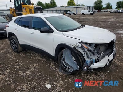 Czwarte zdjęcie samochodu z boku: 2024 CHEVROLET TRAX 1RS VIN:KL77LGE23RC100899 - miniatura