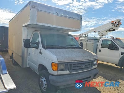 Czwarte zdjęcie samochodu z boku: 2004 FORD E350 BOX TRUCK VIN:1FDWE35L74HA70579 - miniatura