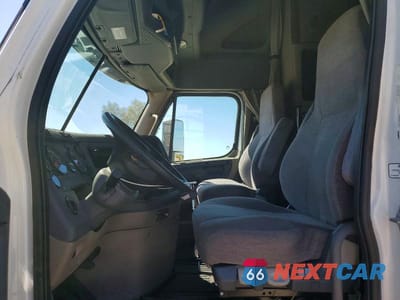 Zdjęcie 7 z 14 samochodu: 2014 FREIGHTLINER CASCADIA SEMI TRUCK VIN:3AKJGLD52ESFV9322 - miniatura
