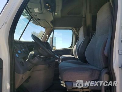 Zdjęcie 7 z 14 samochodu: 2014 FREIGHTLINER CASCADIA SEMI TRUCK VIN:3AKJGLD52ESFV9322 - miniatura