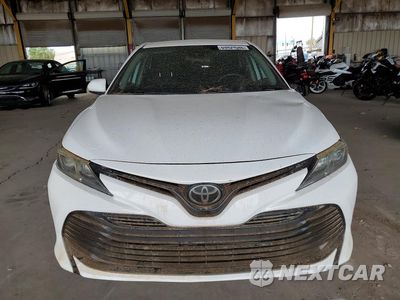 Piąte zdjęcie samochodu w środku: 2019 TOYOTA CAMRY LE VIN:4T1B11HK9KU238826 - miniatura