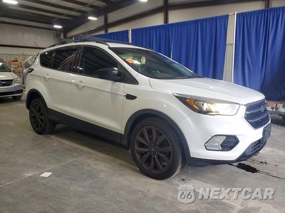 Czwarte zdjęcie samochodu z boku: 2018 FORD ESCAPE SE VIN:1FMCU9GDXJUA29946 - miniatura