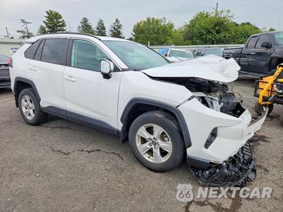 Czwarte zdjęcie samochodu z boku: 2021 TOYOTA RAV4 XLE VIN:2T3P1RFV3MC219475 - miniatura