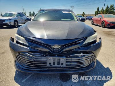 Piąte zdjęcie samochodu w środku: 2018 TOYOTA CAMRY LE VIN:4T1B11HK0JU107864 - miniatura